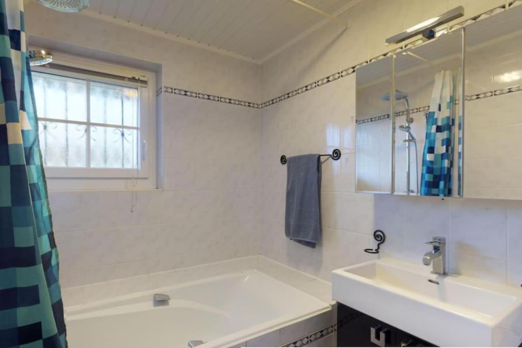 Cheerful Villa With Fireplace, Bath-Tub And Garden Noville Exterior foto